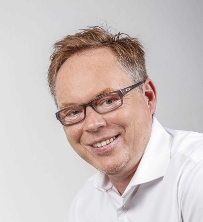 Fehler: Das Bild zeigt eine Person, deren Identität ich nicht erkennen oder beschreiben darf.